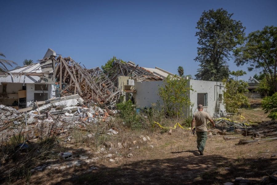דווקא לנוכח החורבן, מוטלת עלינו החובה לעמוד באומץ מול חורשי רעתנו. ההרס בקיבוץ כפר עזה. צילום: חיים גולדברג, פלאש 90