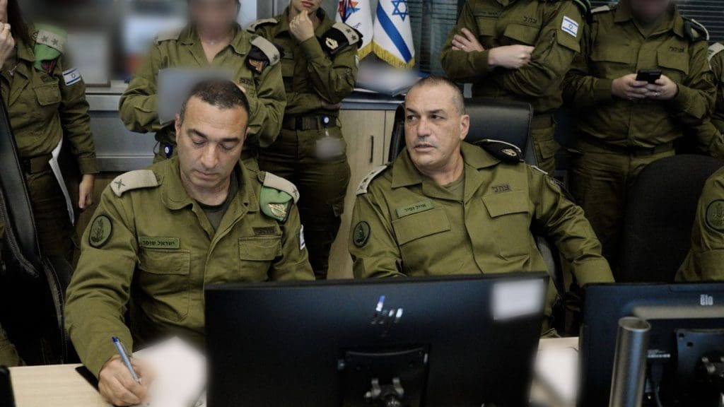 "לא נאפשר לארגון הטרור חיזבאללה להתעצם ולהתחמש מחדש". הרמטכ"ל זמיר בבור הפיקוד העליון בקריה. צילום: דו"צ