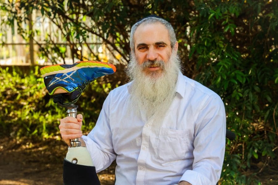 "השיקום מתחיל קודם כול בראש, ואני חי את זה. אני דוחף קדימה ופועל מכוח השמחה". הרב לירז זעירא. צילום: שלומי יוסף