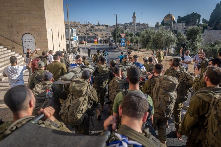 "חייבים לדאוג לאלו שכבר התגייסו ומצאו עצמם ללא בית לחזור אליו". חיילים חרדים. למצולמים אין קשר למאמר. צילום: חיים גולדברג, פלאש 90