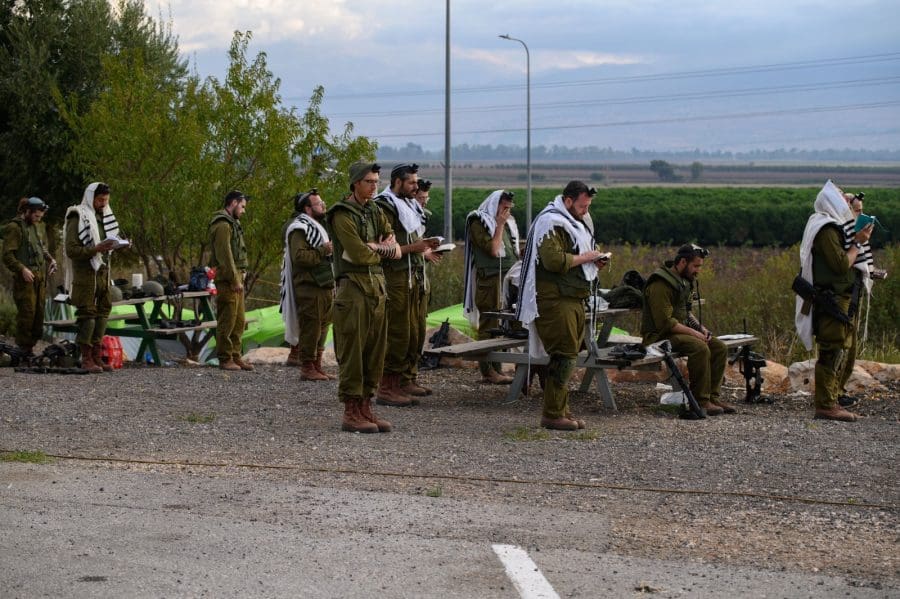 חיילים מתפללים. צילום: אייל מרגולין, פלאש 90