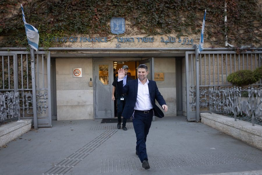 אם תקציב המדינה יעבור, מדובר יהיה בהיסטוריה שלא קרתה כמעט 40 שנה. בצלאל סמוטריץ' יוצא ממשרד האוצר. צילום: יונתן זינדל, פלאש 90