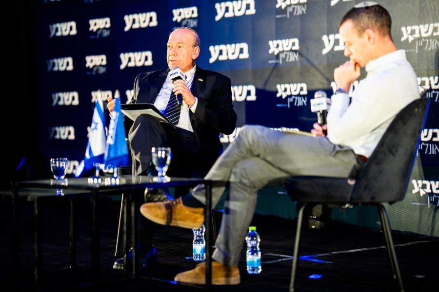 מבקר המדינה מתניהו אנגלמן ועמית סגל בכנס 'בשבע'. צילום: יצחק שוקרון