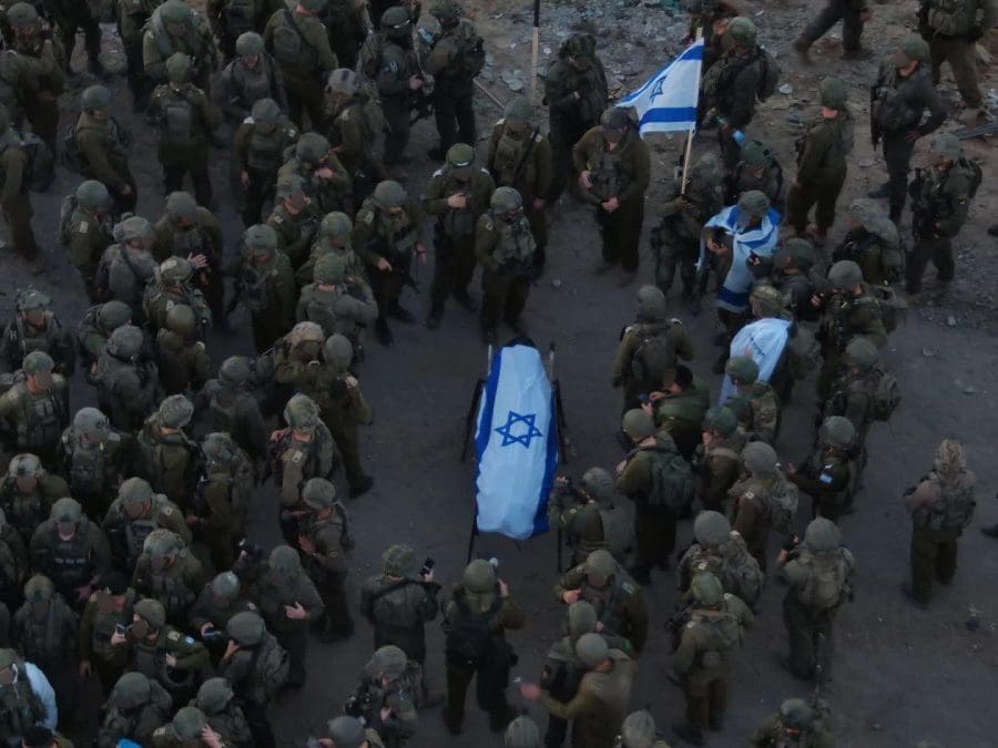 הכוחות המחלצים סביב מיטתו של רן גואילי. צילום: דו"צ