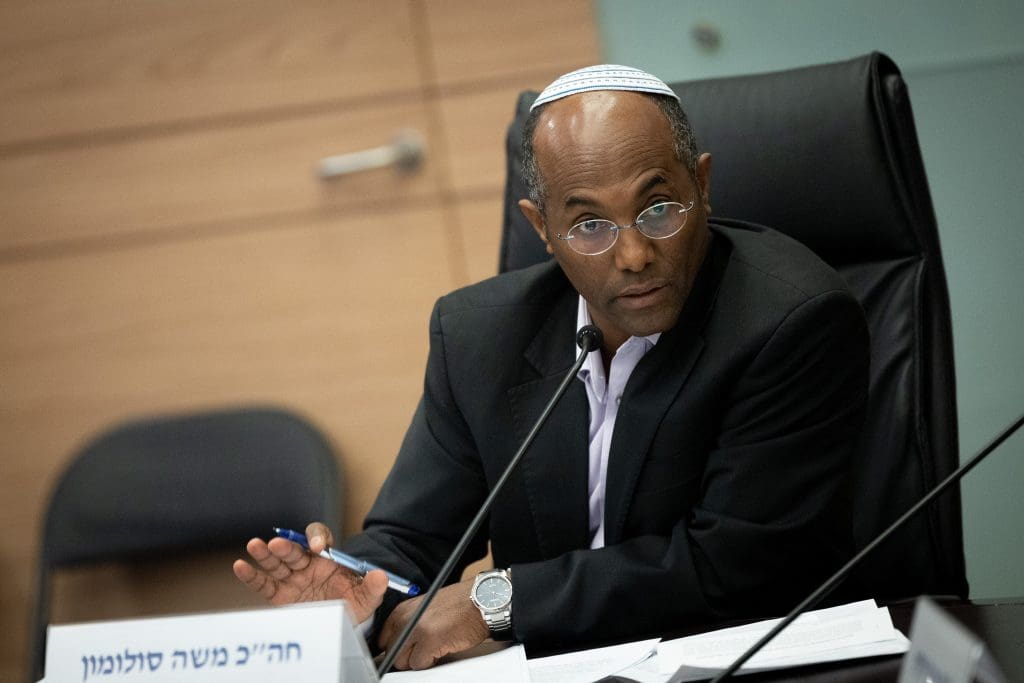 "לא יכול להיות שאם לא היו שאלות לא יהיה אפשר להצביע על סעיפים בועדה". סגן יו"ר הכנסת משה סולומון. צילום: יונתן סינדל, פלאש 90