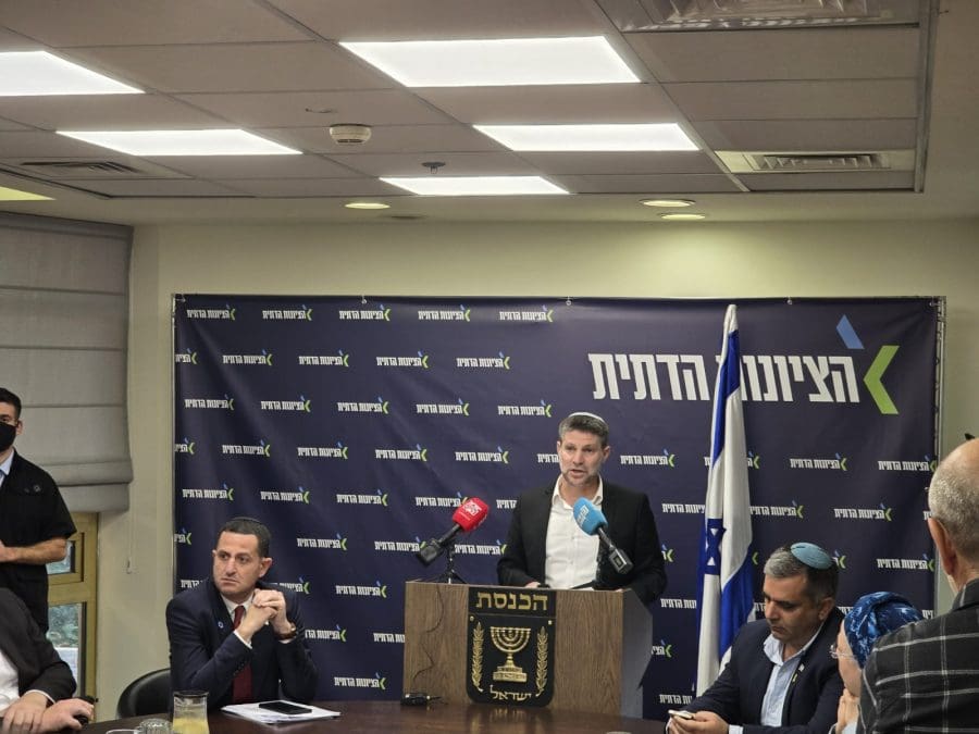 השר סמוטריץ' בישיבת סיעת הציונות הדתית השבוע. ללא קרדיט צילום