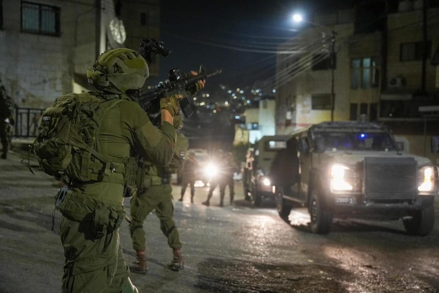 הישגים משמעותיים בסיכול הטרור והרתעת מחבלים חדשים. לוחמי צה"ל בכפרים הערבים ביו"ש במהלך המבצע. צילום: דו"צ