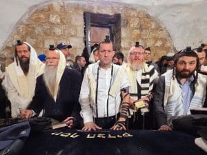 צעד ראשון לקראת שהייה קבועה במתחם. תפילת שחרית בקבר יוסף. צילום: רועי חדי