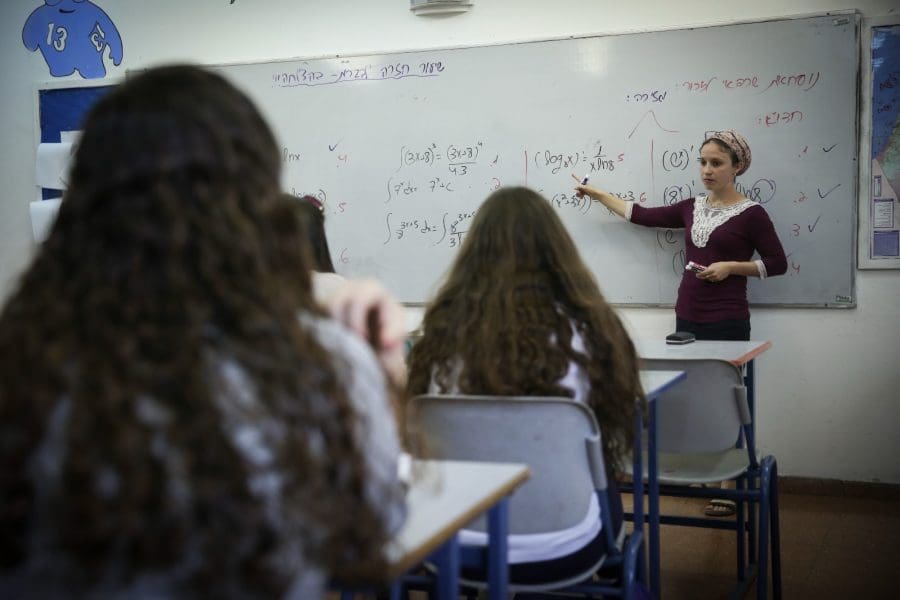 תלמידות בכיתה. אילוסטרציה. צילום: הדס פרוש, פלאש 90