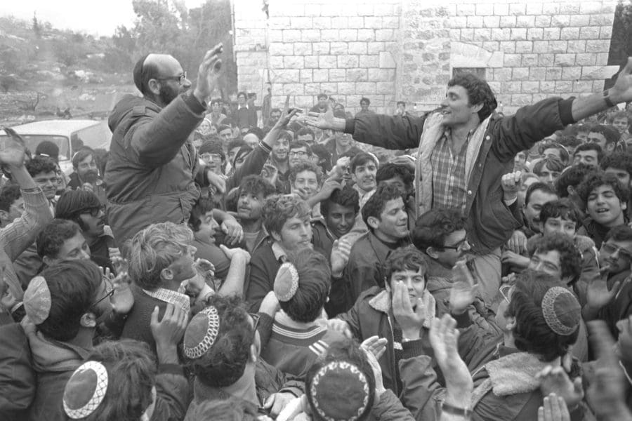 חנן פורת והרב משה לוינגר רוקדים בסבסטיה. צילום: משה מילנר, לע"מ